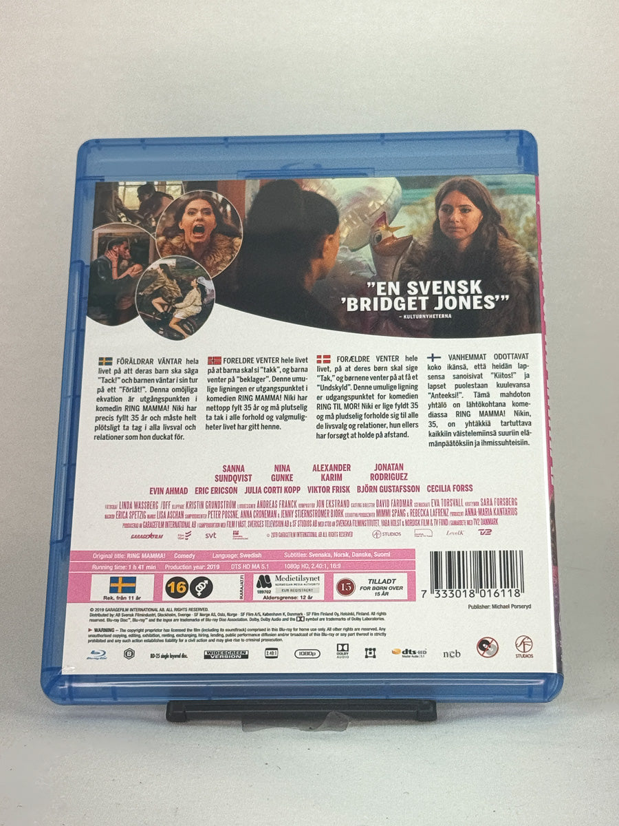 Bakside av Blu-ray-cover til Ring Mamma! – Blu-ray-komedie regissert av Lisa Aschan, original bruktfilm hos Brukbar Film.