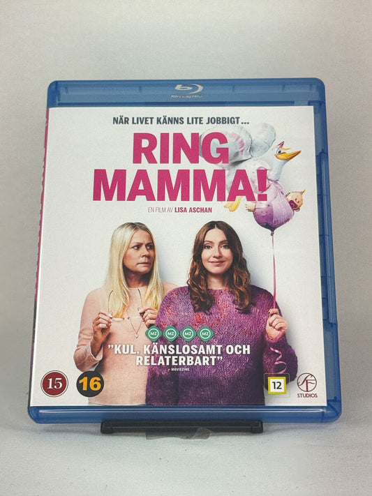 Forside av Blu-ray-cover til Ring Mamma! – svensk dramakomedie om relasjoner og familie, brukt film tilgjengelig hos Brukbar Film.