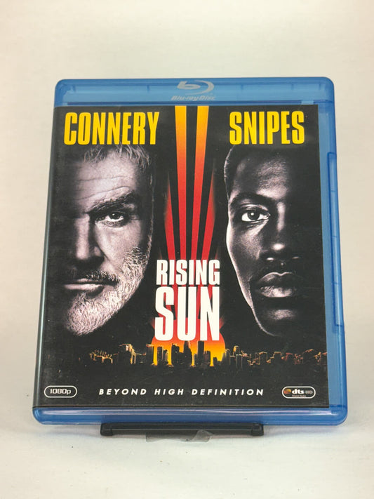 Forside av Blu-ray-cover til Rising Sun – intens thriller med Sean Connery og Wesley Snipes, brukt Blu-ray hos Brukbar Film.
