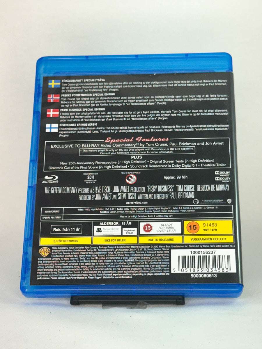 Bakside av Blu-ray-cover til Risky Business – kultklassiker med humor, stil og musikk fra 80-tallet, brukt originalfilm på Blu-ray hos Brukbar Film.