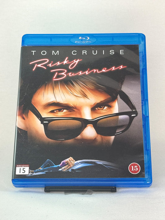 Forside av Blu-ray-cover til Risky Business med Tom Cruise – ikonisk 80-tallskomedie om frihet, ansvar og tenåringsopprør, brukt Blu-ray tilgjengelig hos Brukbar Film.