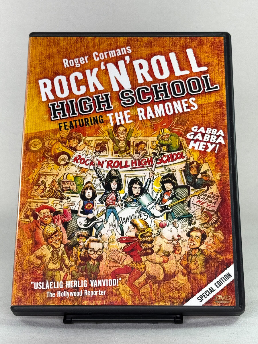 Forside av DVD-cover til Rock ’n’ Roll High School – musikalsk komedie produsert av Roger Corman med The Ramones, brukt DVD hos Brukbar Film.
