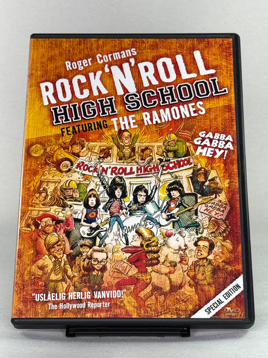 Forside av DVD-cover til Rock ’n’ Roll High School – musikalsk komedie produsert av Roger Corman med The Ramones, brukt DVD hos Brukbar Film.