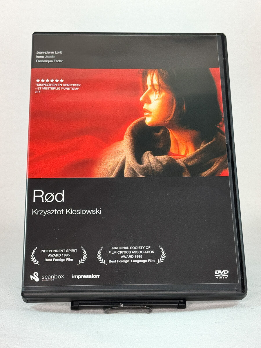Forside av DVD-cover til Rød (Trois Couleurs: Rouge) – europeisk mesterverk av Krzysztof Kieslowski, brukt originalfilm på DVD fra Brukbar Film