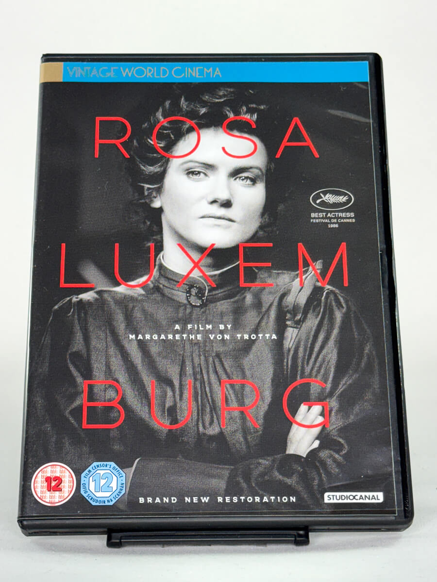 Forside av DVD-cover for Rosa Luxemburg, en restaurert utgave av Margarethe von Trottas biografiske drama; brukt DVD-cover tilgjengelig hos Brukbar Film.