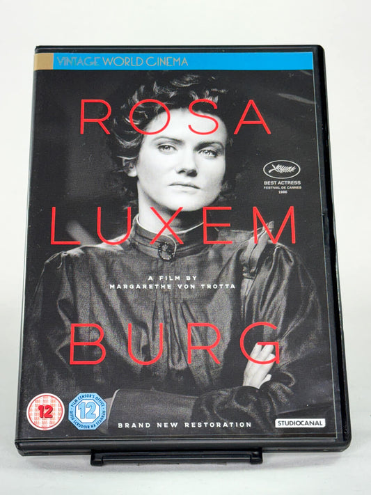 Forside av DVD-cover for Rosa Luxemburg, en restaurert utgave av Margarethe von Trottas biografiske drama; brukt DVD-cover tilgjengelig hos Brukbar Film.
