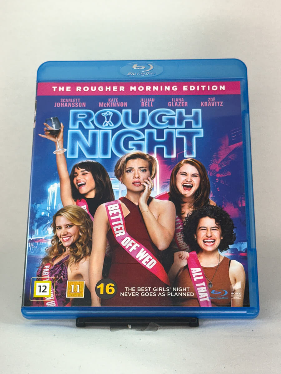 Forside av Blu-ray-cover til Rough Night – vill komedie med Scarlett Johansson og Kate McKinnon, brukt film hos Brukbar Film.
