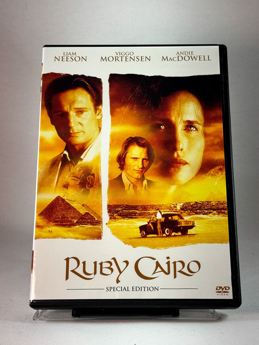Forside av cover til Ruby Cairo, bruktfilm hos nettbutikken Brukbar Film