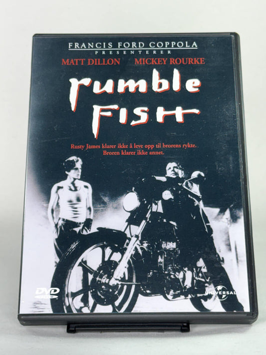 Forside av DVD-cover til Rumble Fish – kultfilm basert på bok, brukt DVD fra Brukbar Film.