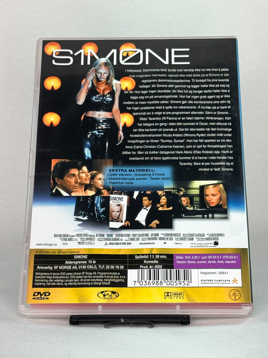 Bakside av DVD-cover til S1m0ne – film om virtuell identitet og Hollywoods illusjoner, original brukt DVD-utgave tilgjengelig hos Brukbar Film.