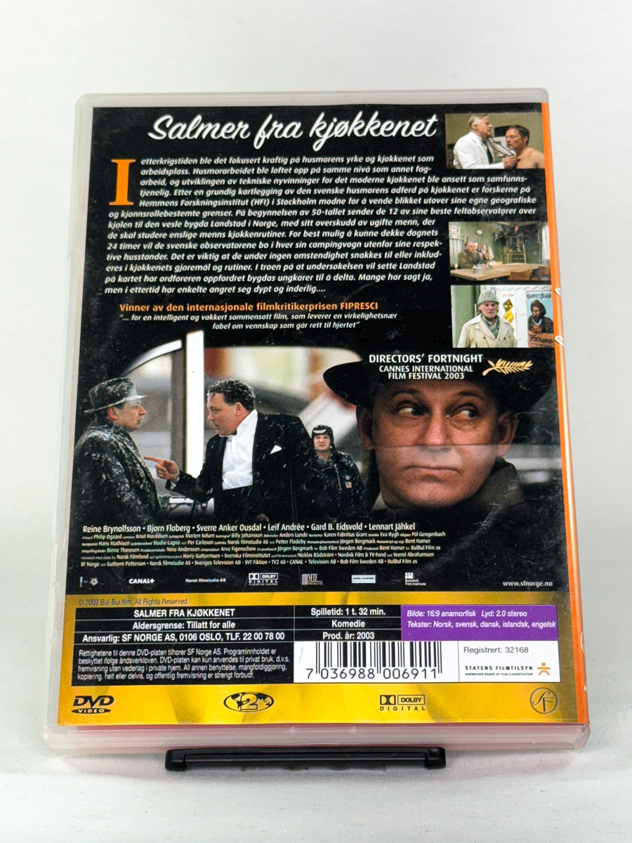 Bakside av DVD-cover til filmen Salmer fra kjøkkenet – norsk filmklassiker med Joachim Calmeyer og Tomas Norström, brukt DVD hos Brukbar Film