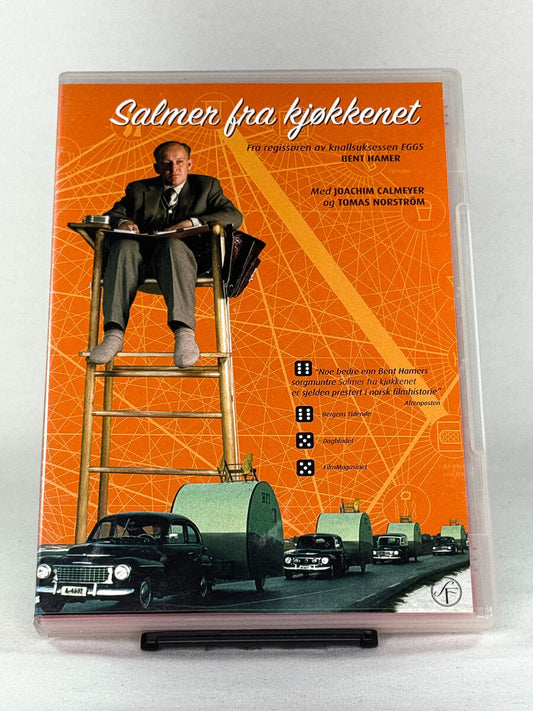 Forside av DVD-cover til filmen Salmer fra kjøkkenet – norsk komediedrama av Bent Hamer, brukt DVD fra Brukbar Film