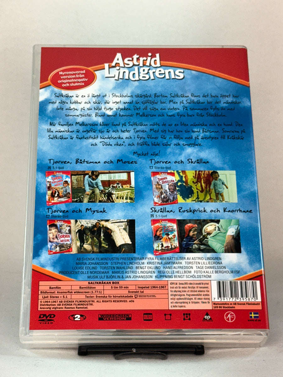 Bakside av DVD-cover til Saltkråkan – samleboks med fire filmer fra Astrid Lindgrens univers, svensk barneklassiker tilgjengelig på brukt DVD hos Brukbar Film.