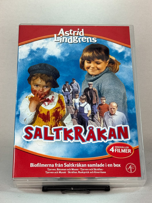 Forside av DVD-cover til Saltkråkan – samlede filmer basert på Astrid Lindgrens klassiske historier, en familievennlig svensk favoritt tilgjengelig som brukt DVD hos Brukbar Film.