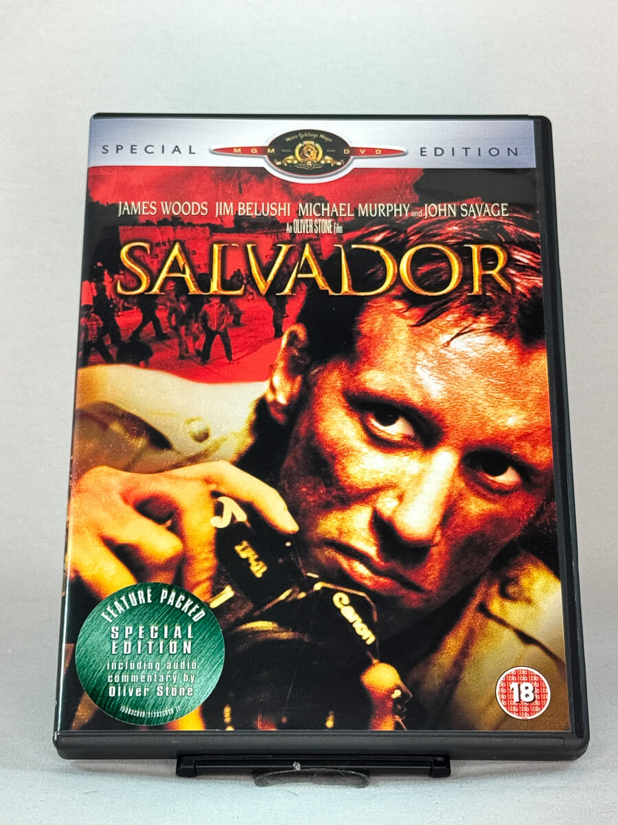 Forside av DVD-cover til Salvador, bruktfilm på DVD hos Brukbar Film