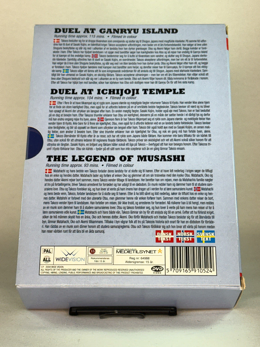 Bakside av DVD-boksen Samurai – The Toshiro Mifune Collection, oversikt over filmene og spesifikasjoner – brukt DVD-film fra Brukbar Film.