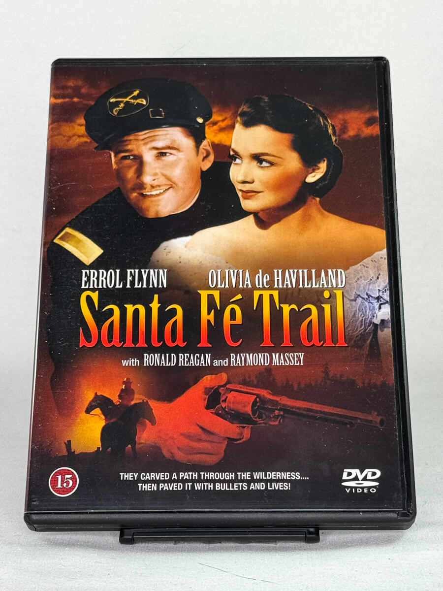 Forside av DVD-cover for Santa Fe Trail, en klassisk western med Errol Flynn og Olivia de Havilland; brukt DVD-cover hos Brukbar Film.