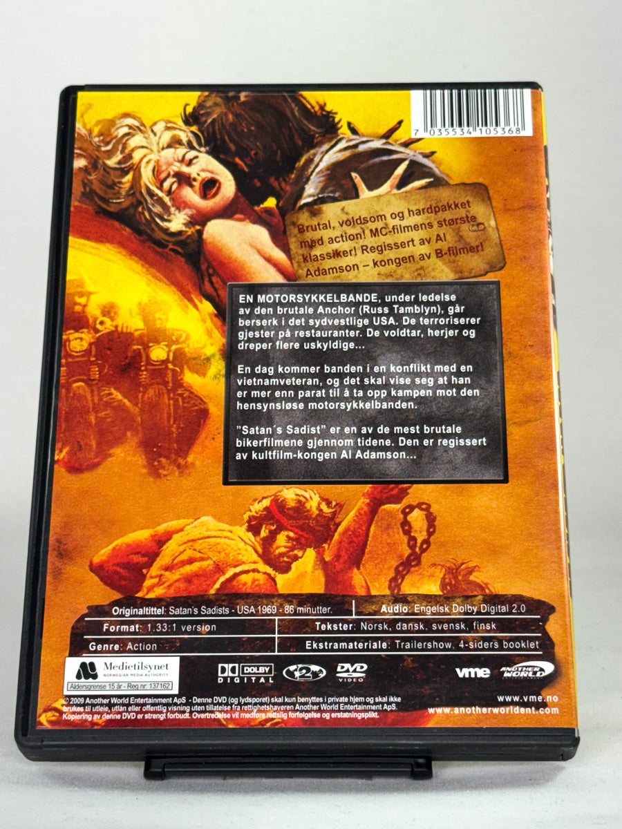 Bakside av DVD-cover til Satan’s Sadists – en av 70-tallets råeste exploitationfilm, utgitt av Another World Entertainment, brukt DVD hos Brukbar Film. 