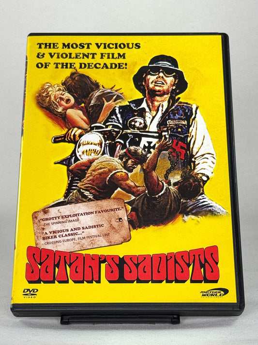 Forside av DVD-cover til Satan’s Sadists – brutal og ikonisk bikerfilm fra Another World Entertainment, en ekte kultklassiker på brukt DVD fra Brukbar Film.