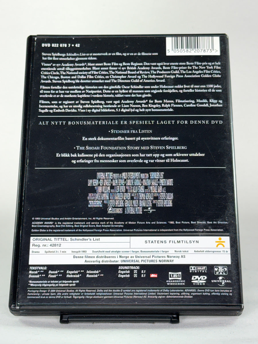 Bakside av DVD-cover til Schindler’s List med filmfakta og tekniske detaljer; brukt DVD hos Brukbar Film.