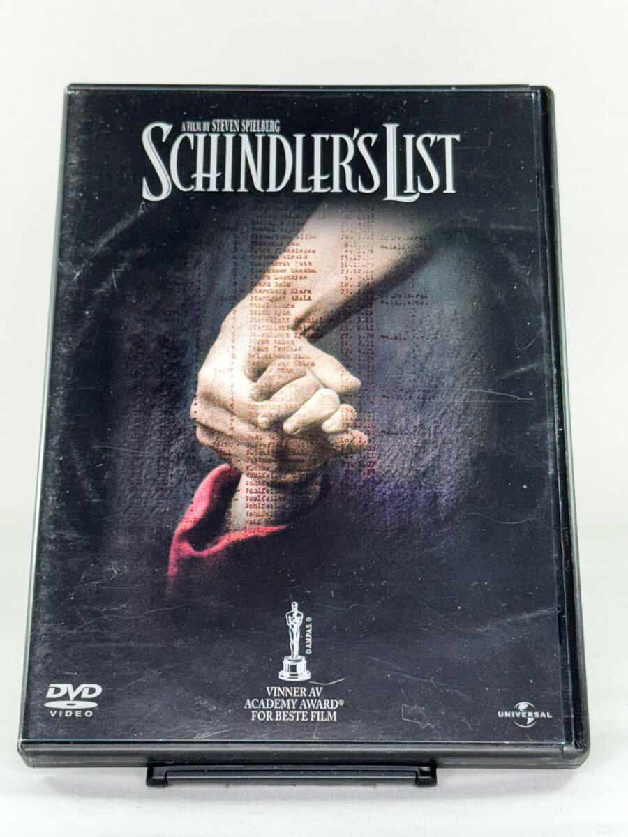 Forside av DVD-cover for Schindler’s List, Steven Spielbergs Oscar-belønte drama; brukt DVD-film og autentisk cover hos Brukbar Film.