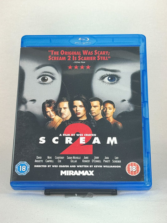 Forside av Scream 2 Blu-ray-cover – brukt skrekkfilm regissert av Wes Craven, tilgjengelig hos Brukbar Film