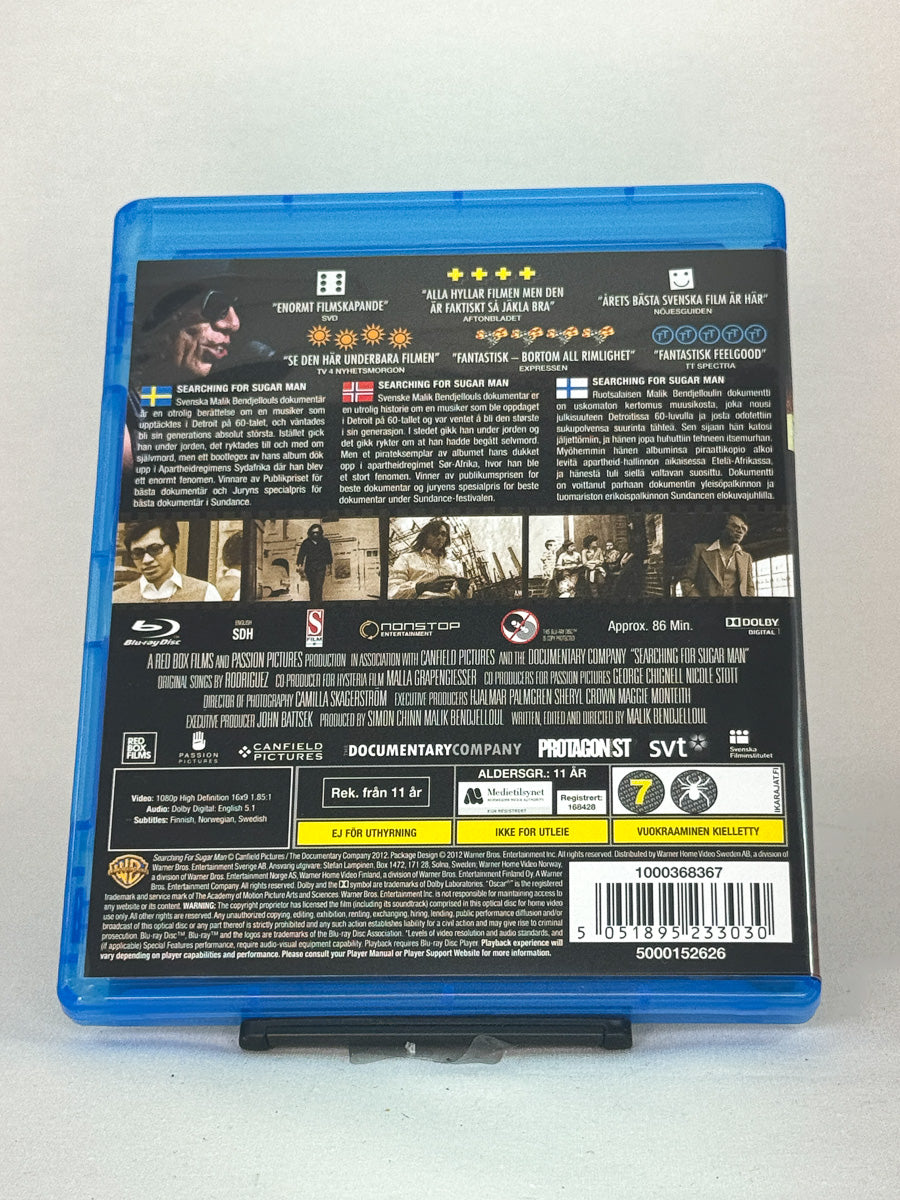 Bakside av Blu-ray-cover til Searching for Sugar Man – gripende dokumentar av Malik Bendjelloul om håp, musikk og myten om en ukjent stjerne, bruktfilm på Blu-ray hos Brukbar Film.
