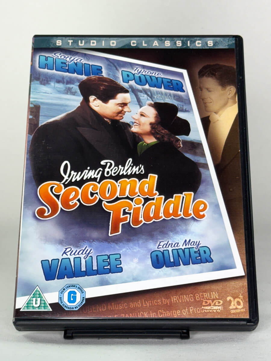 Forside av DVD-cover til Second Fiddle – klassisk romantisk musikal med Sonja Henie og Tyrone Power, brukt DVD hos Brukbar Film.