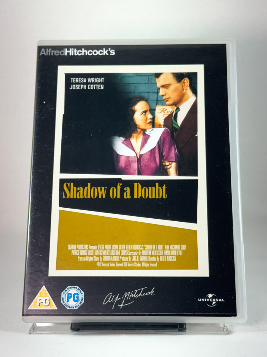 Forside av DVD-cover til Shadow of a Doubt – Hitchcocks personlige favoritt, med Teresa Wright og Joseph Cotten, brukt film hos Brukbar Film.