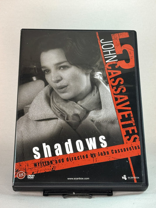 Forside av DVD-cover til Shadows (1959) – regissert av John Cassavetes, et banebrytende amerikansk drama kjent for sin improviserte stil og rå realisme – brukt film på DVD hos Brukbar Film.