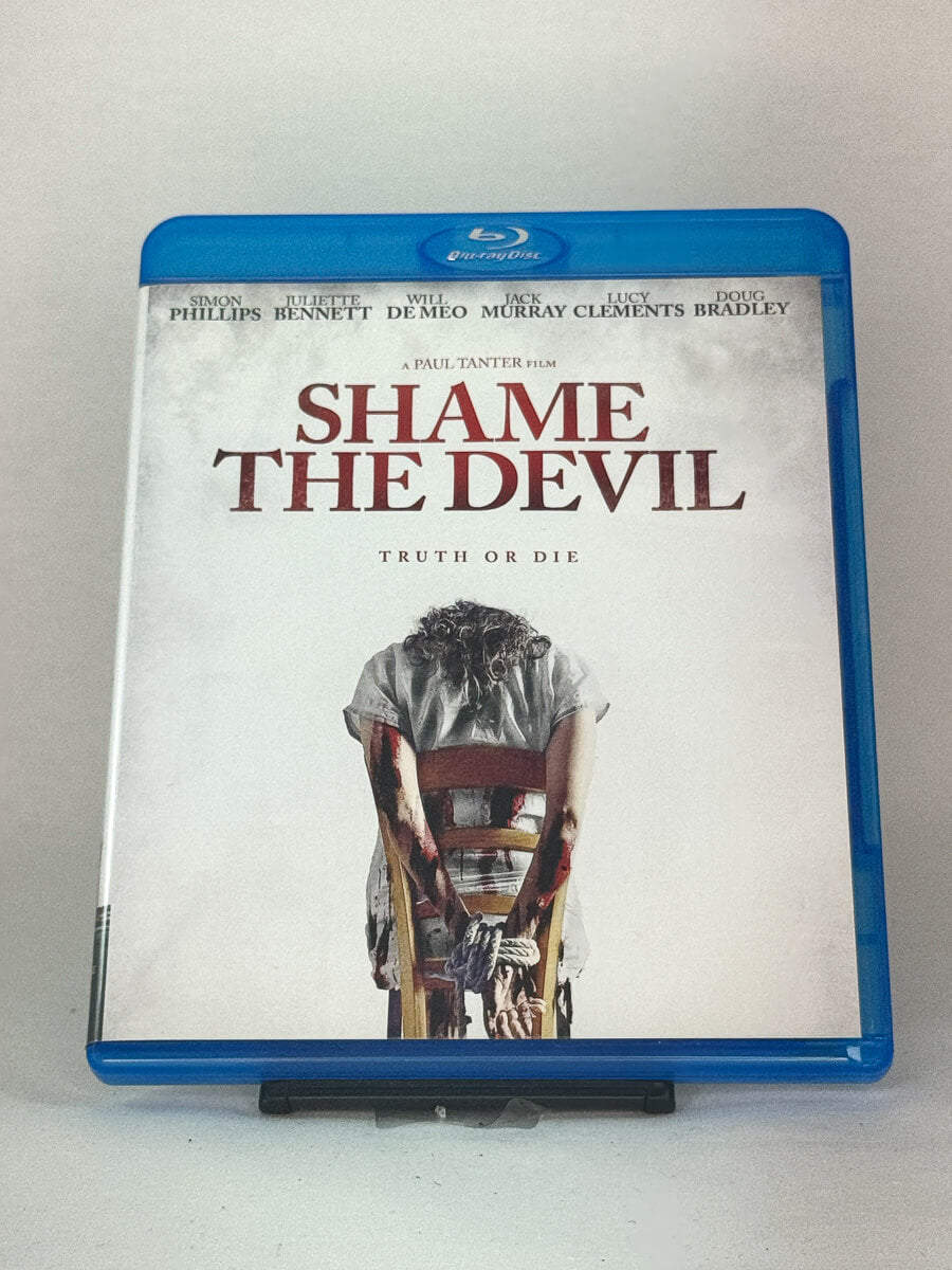Forside av Blu-ray-cover til Shame the Devil – intens britisk thriller regissert av Paul Tanter, brukt film hos Brukbar Film.