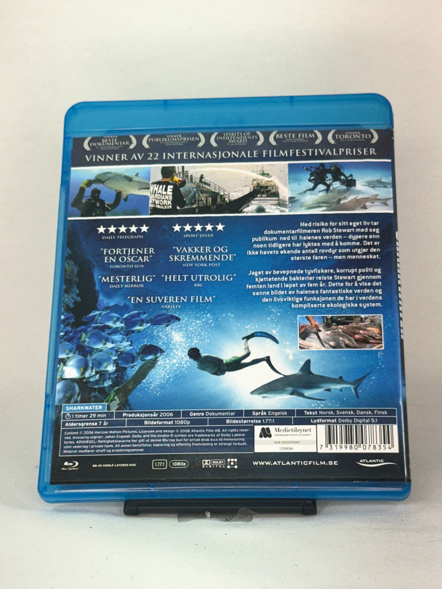 Bakside av Blu-ray-cover til Sharkwater – prisvinnende miljødokumentar med sterke undervannsbilder og globalt engasjement, bruktfilm på Blu-ray hos Brukbar Film.