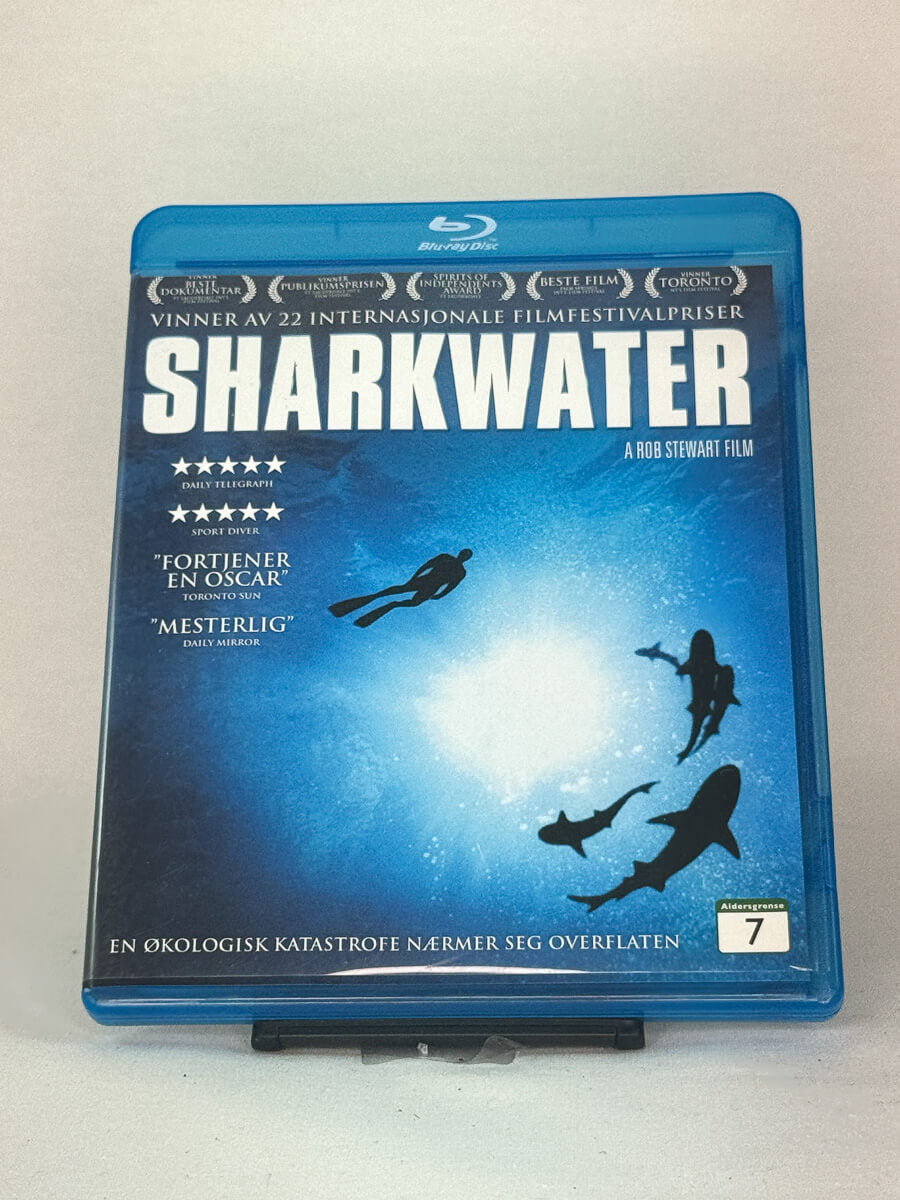 Forside av Blu-ray-cover til Sharkwater – dokumentar av Rob Stewart om haienes rolle i økosystemet og kampen mot ulovlig fangst, brukt Blu-ray hos Brukbar Film.