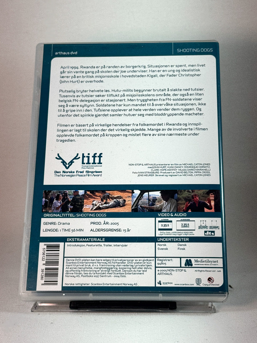 Bakside av cover til Shooting Dogs, brukt DVD hos Brukbar Film