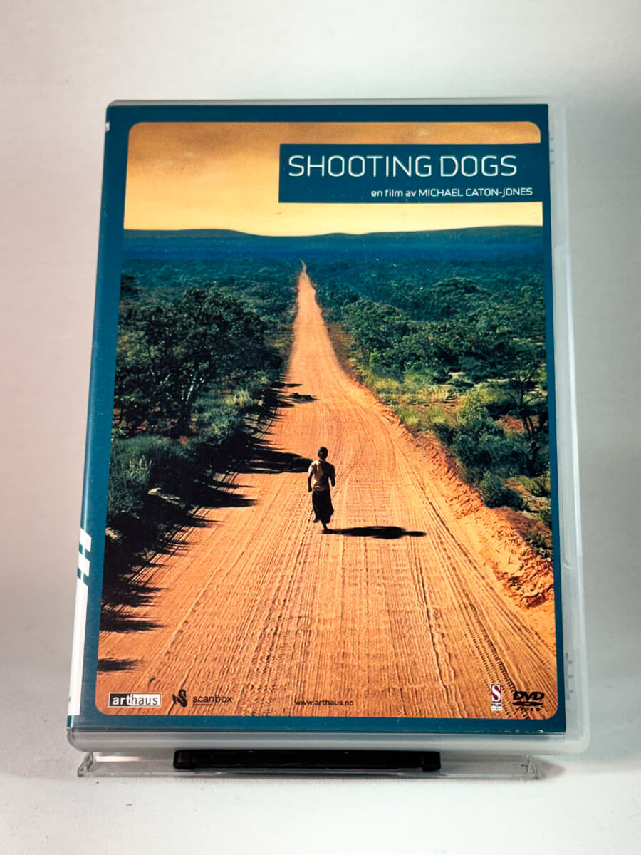 Forside av cover til Shooting Dogs, bruktfilm hos nettbutikken Brukbar Film
