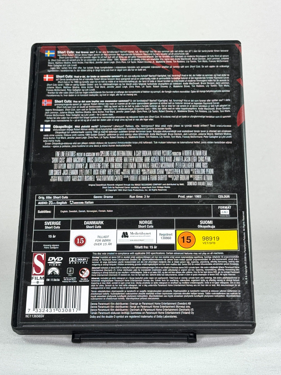 DVD-bakside til filmen Short Cuts
Baksiden viser info, spesifikasjoner og eventuell ekstratekst – produktbilde fra nettbutikken Brukbar Film