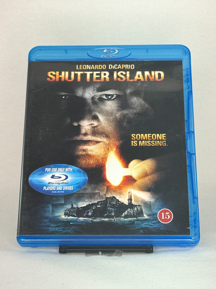 Forside av Blu-ray-cover til Shutter Island – psykologisk thriller regissert av Martin Scorsese med Leonardo DiCaprio, brukt film hos Brukbar Film.