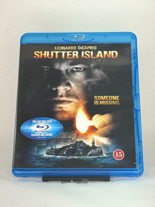 Forside av Blu-ray-cover til Shutter Island – psykologisk thriller regissert av Martin Scorsese med Leonardo DiCaprio, brukt film hos Brukbar Film.