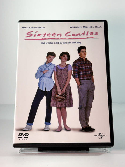 Forside av cover til sixteen candles, bruktfilm på DVD hos Brukbar Film