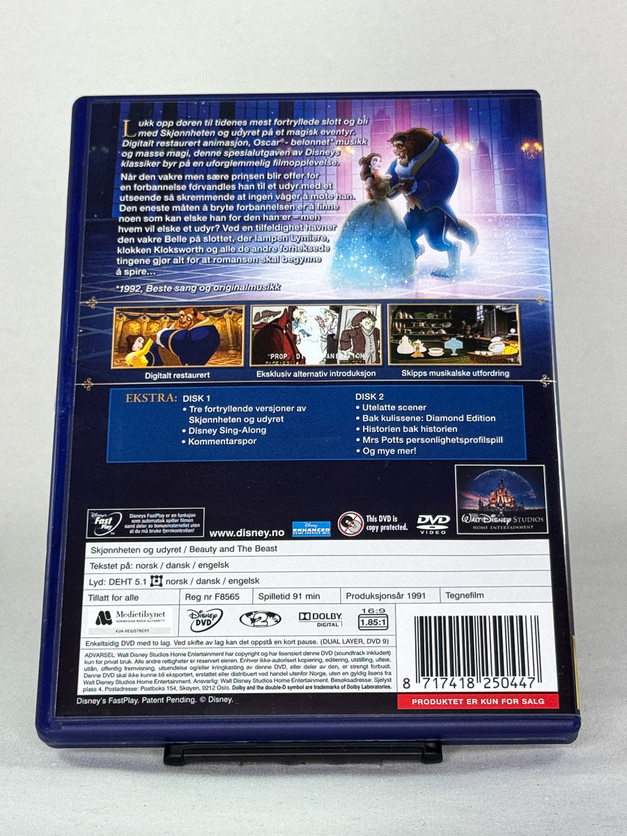 DVD-bakside til filmen Skjønnheten og Udyret
Baksiden viser info, spesifikasjoner og eventuell ekstratekst – produktbilde fra nettbutikken Brukbar Film