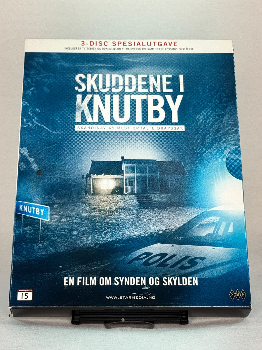 Forside av DVD-cover til Skuddene i Knutby – skandinavias mest omtalte drapssak samlet i en 3-disc spesialutgave, brukt krimdokumentar på DVD hos Brukbar Film.