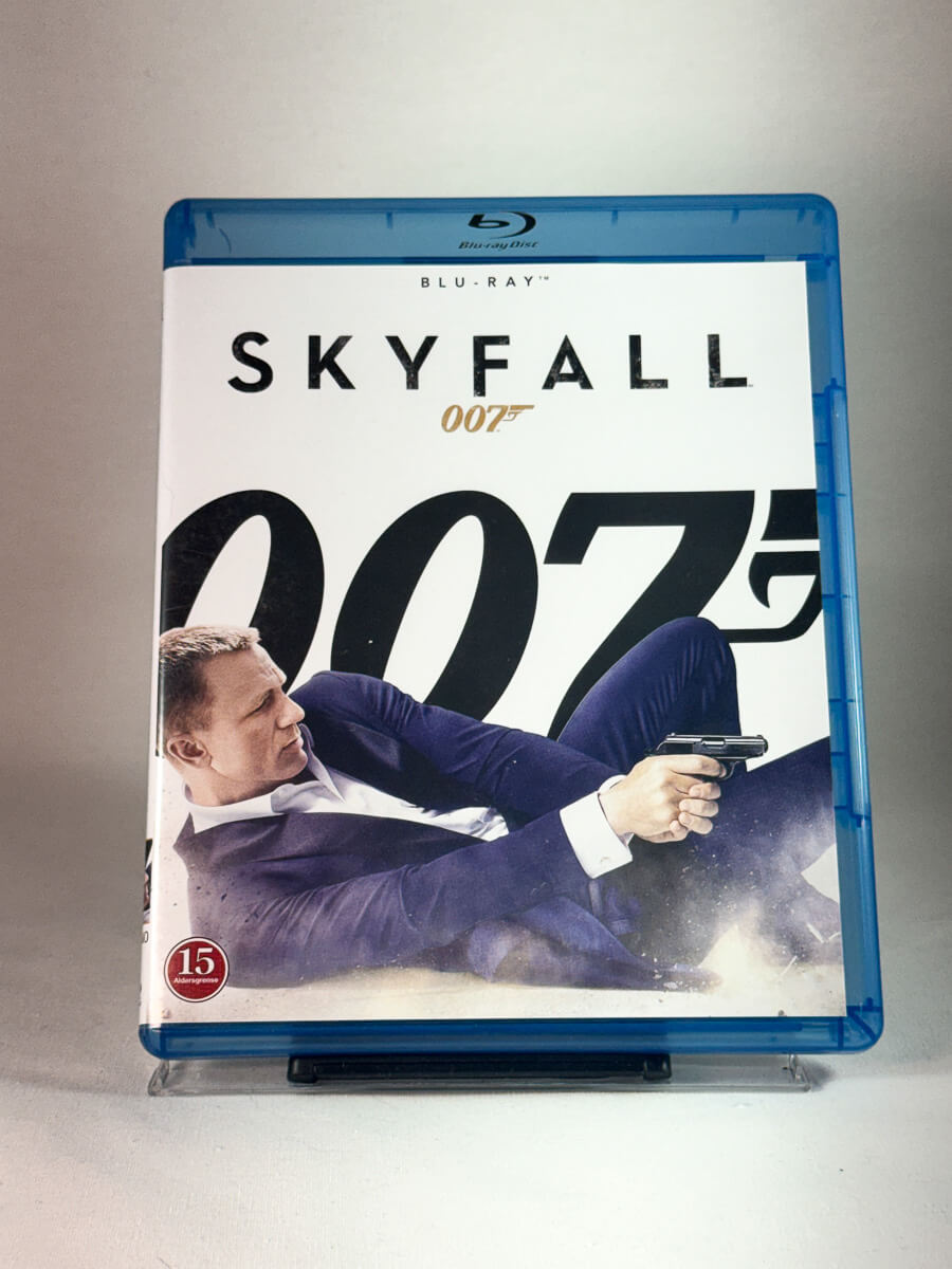 Forside av cover til Skyfall, bruktfilm hos nettbutikken Brukbar Film