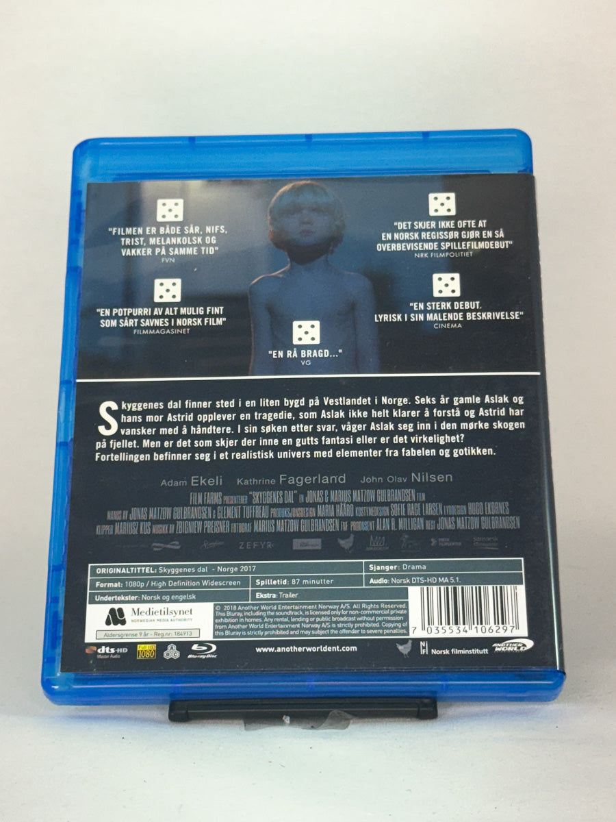 Bakside av Blu-ray-cover til Skyggenes dal – poetisk og mystisk filmopplevelse fra Norge, Blu-ray-utgave hos Brukbar Film.