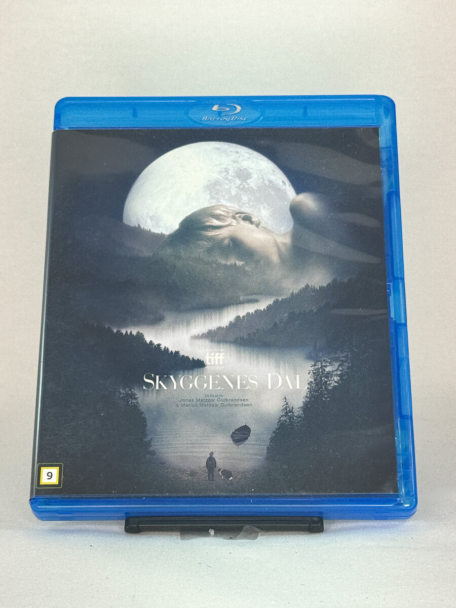 Forside av Blu-ray-cover til Skyggenes dal – stemningsfull norsk dramathriller regissert av Jonas Matzow Gulbrandsen, brukt film hos Brukbar Film.