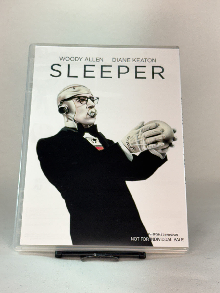 Forside av DVD-cover til Sleeper – futuristisk sci-fi-komedie av Woody Allen med Diane Keaton i en av hovedrollene, brukt DVD tilgjengelig hos Brukbar Film.