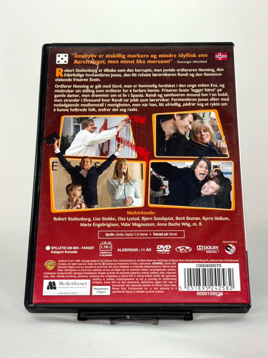 Bakside av DVD-cover til Småbyliv – komplett oversikt over innhold, spesifikasjoner og medvirkende, brukt DVD hos Brukbar Film
