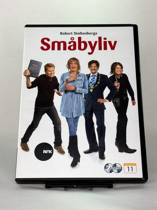 Forside av DVD-cover til Småbyliv – norsk komiserie med Robert Stoltenberg, original bruktfilm på DVD hos Brukbar Film