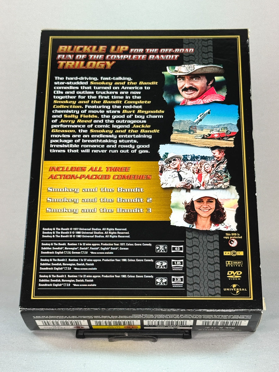 Bakside av DVD-boksen Smokey and the Bandit – The Complete Collection med filmomtaler og spesifikasjoner – brukt DVD hos Brukbar Film. 