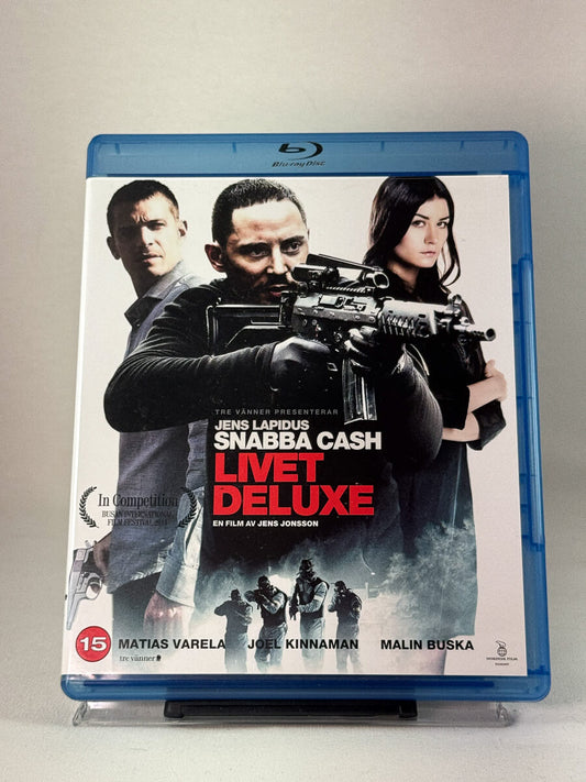 Forside av Blu-ray-cover til Snabba Cash – Livet Deluxe – svensk actionthriller basert på Jens Lapidus’ romaner, brukt film hos Brukbar Film.