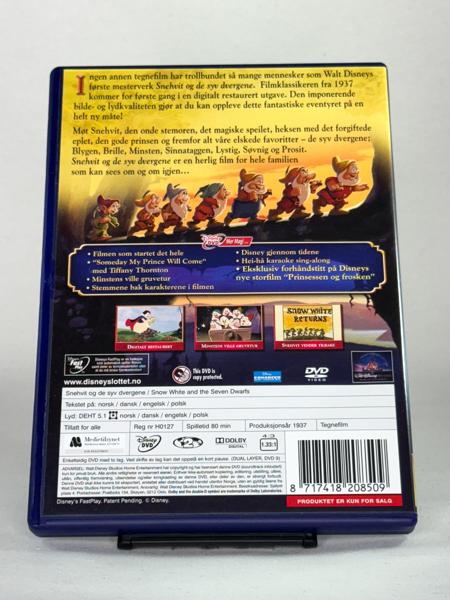 DVD-bakside til filmen Snehvit og de syv dvergene
Baksiden viser info, spesifikasjoner og eventuell ekstratekst – produktbilde fra nettbutikken Brukbar Film